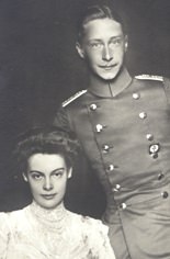 Der Kronprinz mit seiner Frau Cecilie, nach der Schloß Cecilienhof benannt wurde